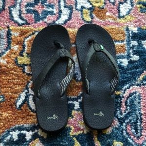 Sanuk black flip flops
